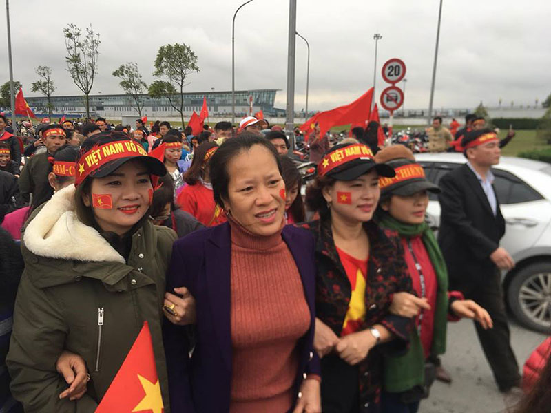 Mẹ Tiến Dũng và bố Quang Hải nói gì khi ra đón con trai? Mẹ Tiến Dũng và bố Quang Hải nói gì khi ra đón con trai?
